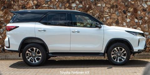 Toyota Fortuner 2.4GD-6 manual - Image credit: © 2024 duoporta. Generic Image shown.