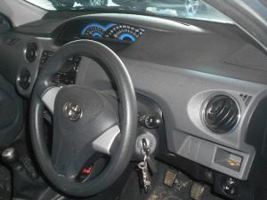Toyota Etios sedan 1.5 Xs - Image 5