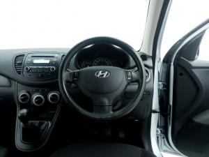 Hyundai i10 1.1 GLS/MOTION - Image 8