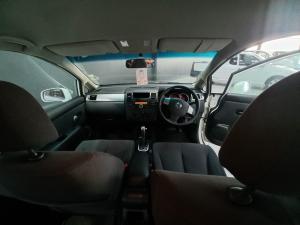 Nissan Tiida 1.6 Visia + automatic - Image 12
