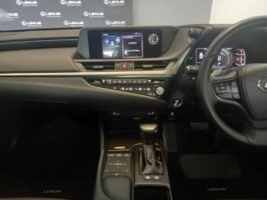 Lexus ES 300h EX - Image 23