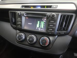 Toyota RAV4 2.0 GX auto - Image 9
