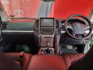 Toyota Land Cruiser 200 4.5D-4D V8 VX-R - Image 4
