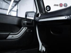 Jeep Wrangler Unltd Sahara 3.6L V6 automatic - Image 15