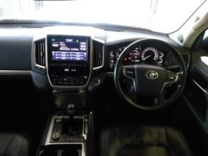 Toyota Land Cruiser 200 4.5D-4D V8 VX-R - Image 10