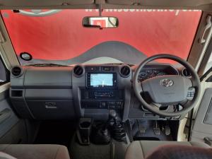 Toyota Land Cruiser 76 Land Cruiser 76 4.5D-4D LX V8 station wagon - Image 7