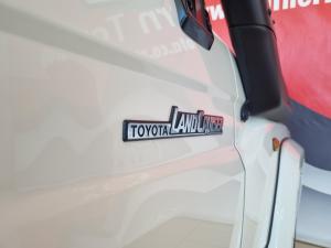 Toyota Land Cruiser 76 Land Cruiser 76 4.5D-4D LX V8 station wagon - Image 9