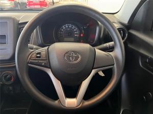 Toyota Vitz 1.0 XR manual - Image 12
