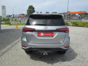 Toyota Fortuner 2.4GD-6 manual - Image 4