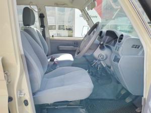 Toyota Land Cruiser 76 4.5D-4D V8 station wagon LX - Image 5