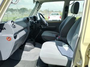 Toyota Land Cruiser 76 4.5D-4D V8 station wagon LX - Image 8