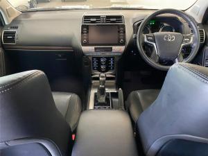 Toyota Land Cruiser Prado 4.0 VX - Image 17