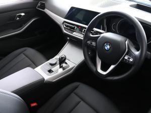 BMW 3 Series 320i - Image 11