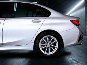 BMW 3 Series 320i - Image 7