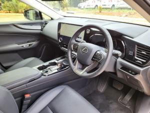 Lexus IS 300h EX - Image 4