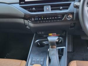 Lexus UX 250h SE - Image 8