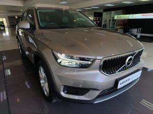 2022 Volvo XC40 T3 Momentum auto