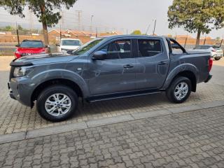 Nissan Navara 2.5DDTi double cab SE Plus auto