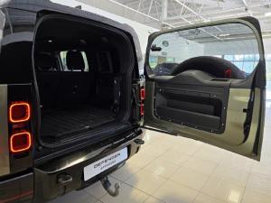 Land Rover Defender 110 D300 X-Dynamic HSE - Image 8