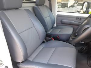 Toyota Land Cruiser 79 4.2DS/C - Image 9