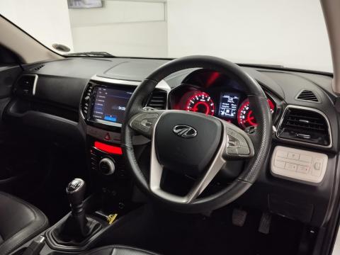 Image Mahindra XUV300 1.2T W8