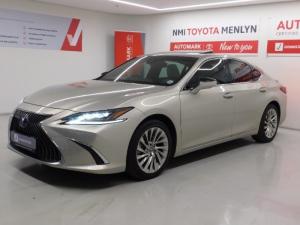 2019 Lexus ES 300h SE