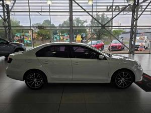 Volkswagen Jetta GP 1.6 Conceptline - Image 5