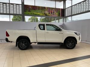 Toyota Hilux 2.4GD-6 Xtra cab Raider manual - Image 3