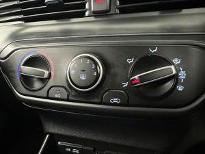 Hyundai i20 1.4 Motion automatic - Image 13