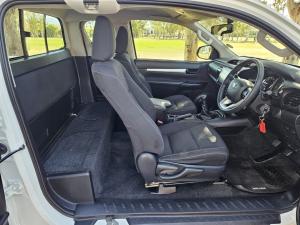 Toyota Hilux 2.4GD-6 Xtra cab Raider manual - Image 13