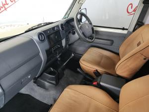 Toyota Land Cruiser 76 4.5D-4D V8 station wagon LX - Image 7