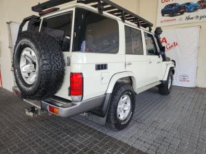 Toyota Land Cruiser 76 4.5D-4D V8 station wagon LX - Image 2