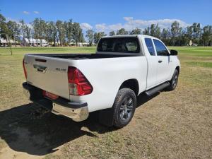 Toyota Hilux 2.4GD-6 Xtra cab Raider manual - Image 2