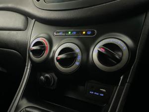 Hyundai i10 1.1 GLS/MOTION - Image 8