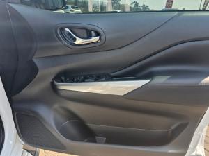 Nissan Navara 2.5DDTI LE/LE Plus automatic D/C - Image 16