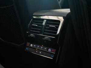 Volkswagen Touareg V6 TDI Executive R-Line - Image 11