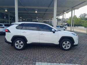 Toyota RAV4 2.0 GX auto - Image 3