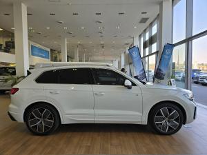 Volkswagen Touareg V6 TDI Executive R-Line - Image 3