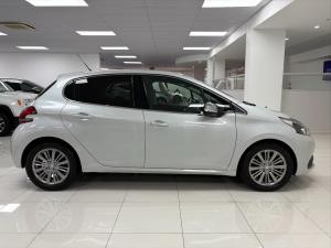 Peugeot 208 1.2 Allure - Image 6