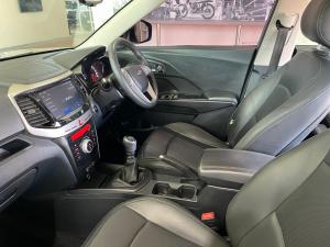 Mahindra XUV300 1.2T W8 - Image 3