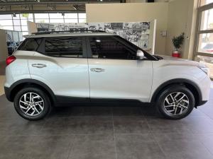 Mahindra XUV300 1.2T W8 - Image 4