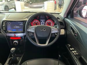 Mahindra XUV300 1.2T W8 - Image 7