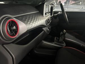 Hyundai Grand i10 1.0 Premium hatch - Image 13
