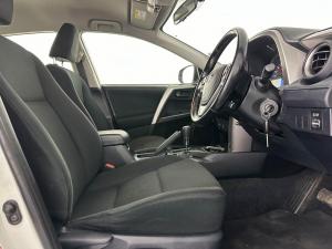 Toyota RAV4 2.0 GX automatic - Image 12