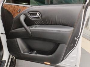 Nissan Patrol 5.6 V8 LE Premium - Image 2