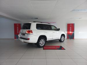 Toyota Land Cruiser 200 4.5D-4D V8 VX-R - Image 2