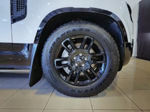 Land Rover Defender 110 D300 X-Dynamic HSE - Image 12