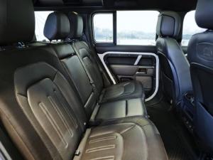 Land Rover Defender 110 D300 X-Dynamic HSE - Image 9