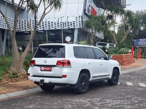 Toyota Land Cruiser 200 4.5D-4D V8 VX-R - Image 2