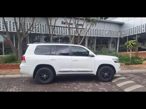 Toyota Land Cruiser 200 4.5D-4D V8 VX-R - Image 4